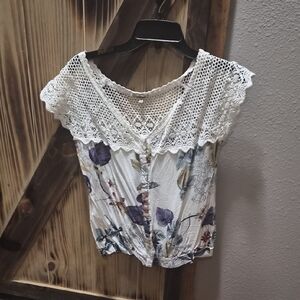 Gimmicks by BKE Floral Crochet Lace Blouse